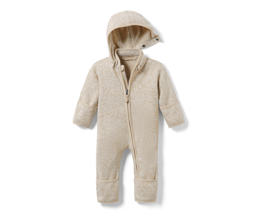 Beiger Baby-Strickfleece-Overall mit Reißverschluss und Kapuze.