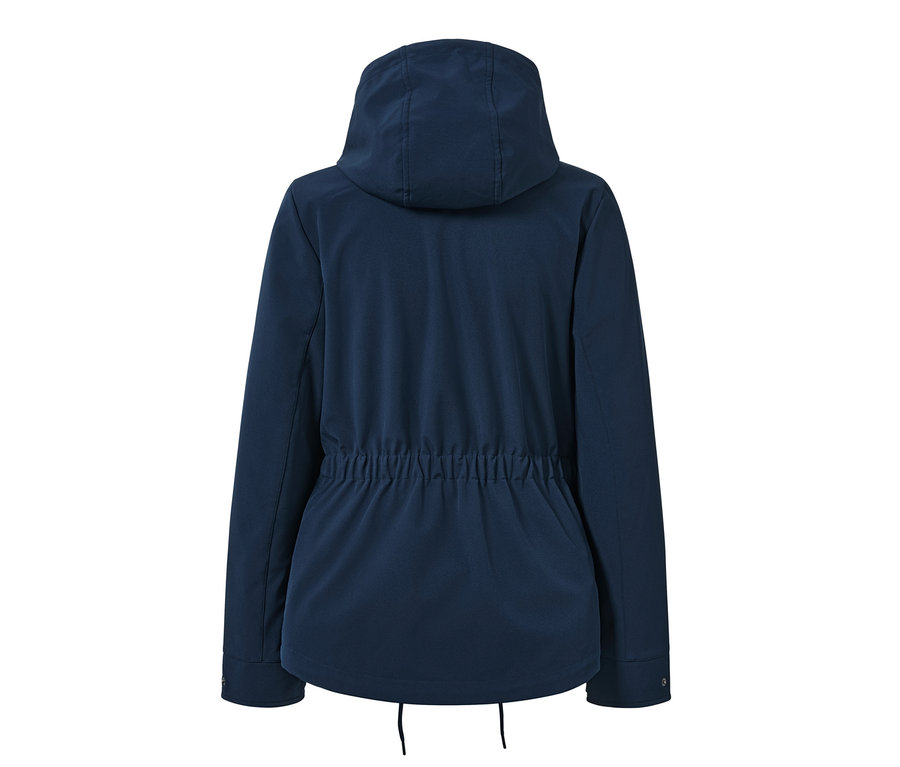 Rückansicht einer Softshell-Jacke mit Kapuze.