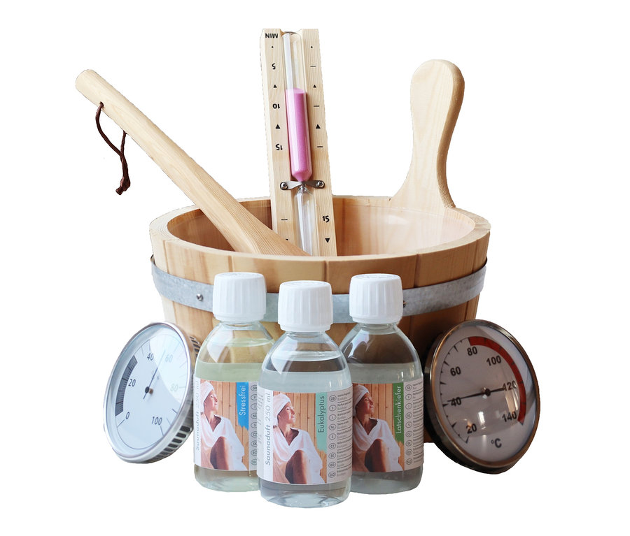 Karibu Saunazubehör-Set mit Holzeimer, Schöpfkelle, Sanduhr, Thermometern und drei Flaschen ätherischer Öle.