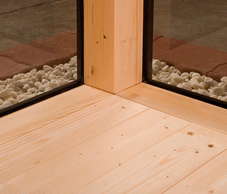 Detail einer Ecke des WEKA Design-Wochenendhauses »Cubilis 2.0« mit Fenstern und Boden.