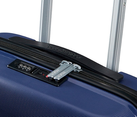 Detailansicht eines kleinen, dunkelblauen American Tourister »Air Move« Spinners mit Teleskopgriff und Zahlenschloss.