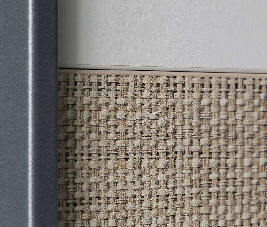 Detailansicht einer Schwebetür des rauch Schranks Senja mit gewebtem Muster.