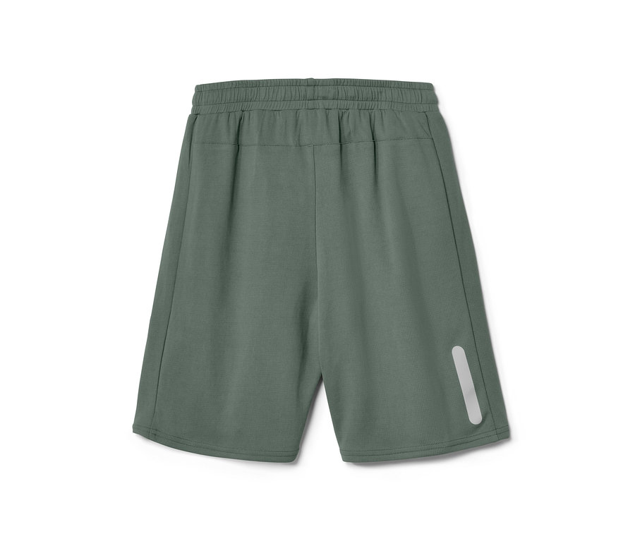 Eine grüne Kinder-Sportshorts, aus einem 2er Set, mit Gummibund und reflektierendem Streifen am Bein.