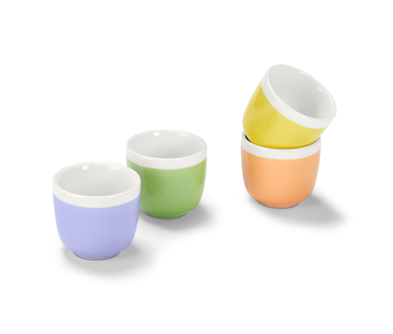 Vier Eierbecher: lila, grün, orange und gelb.