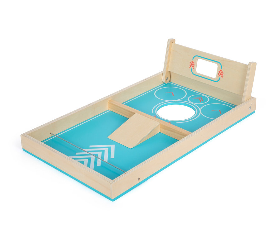 Holzspielzeug, small foot Cornhole und Sling-Puck Spiel.