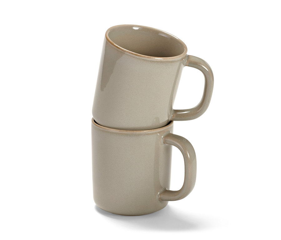 Zwei beige Trinkbecher sind übereinander gestapelt.