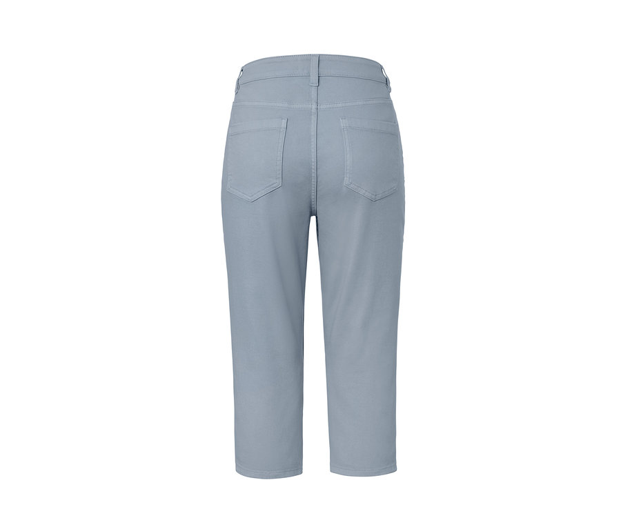 Detailansicht der Rückseite einer hellblauen Capri-Denim »Fit Mara«.