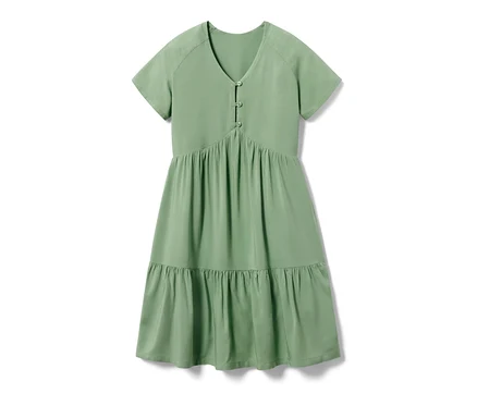 Grünes Kinder-Stufenkleid mit kurzen Ärmeln und Knöpfen auf der Brust.