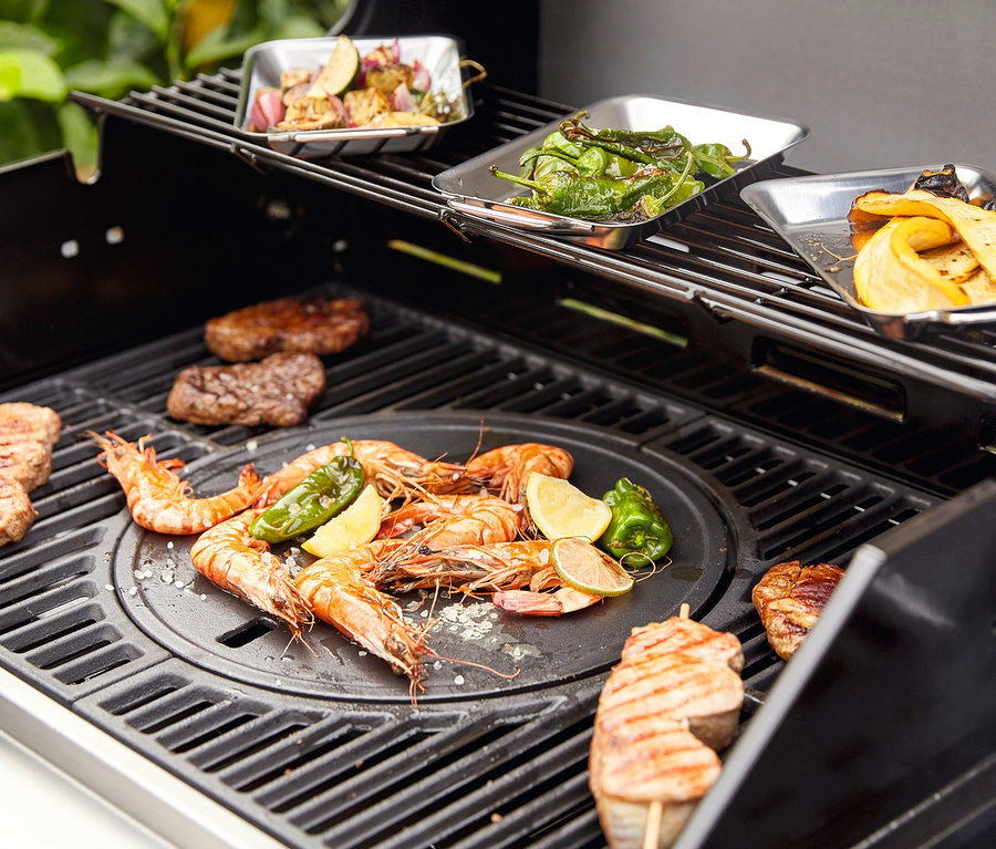 Auf dem Landmann Gasgrill »Triton maxX BR 4.1« liegen Garnelen, Steaks und Gemüse.