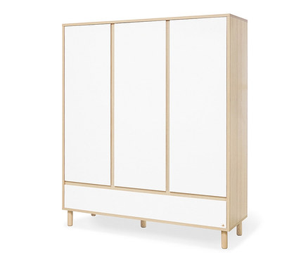 Ein großer, dreitüriger Pinolino Flow Schrank mit weißen Türen und einer Schublade aus hellem Holz.