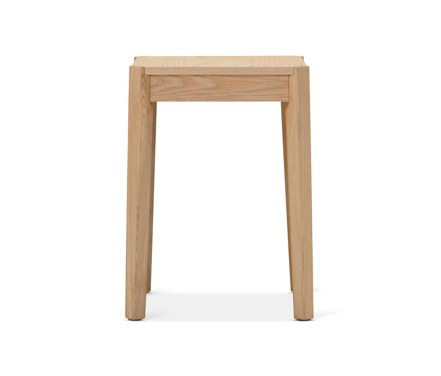 Hocker aus Eschenholz auf weissem Hintergrund.