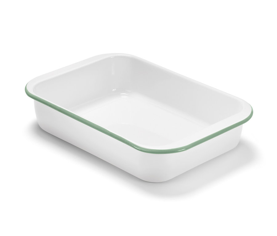 Eine weiße Emaille-Auflaufform mit grünem Rand.