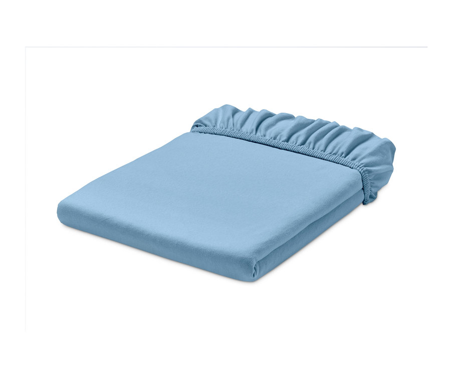 Ein hellblaues Jersey-Spannbettlaken ist gefaltet.