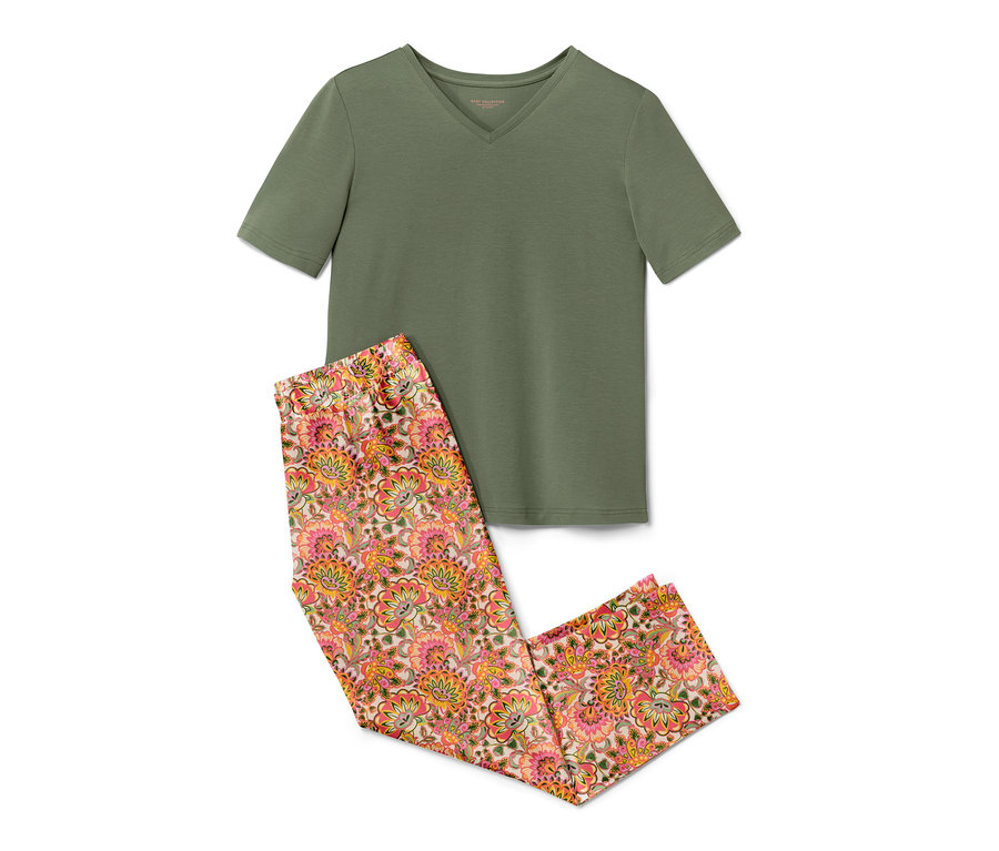 Grüner Pyjama mit floraler Hose.