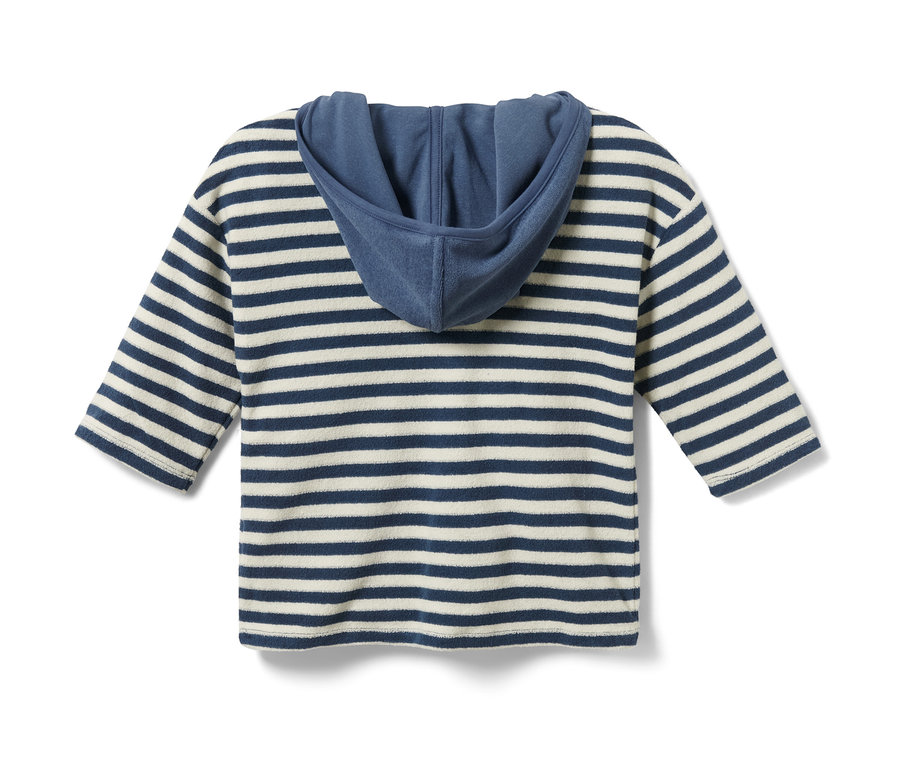 Rückansicht eines blau-weiß gestreiften Kinder-Frottier-Shirts mit blauer Kapuze.