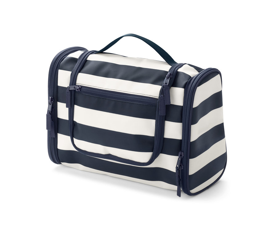 Eine gestreifte Kulturtasche mit Griff und Reißverschlüssen.