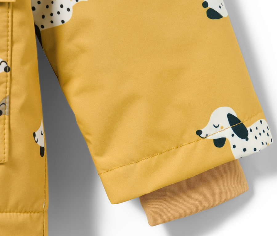 Detail einer Kinder-Thermo-Regenjacke mit Dalmatiner-Motiv.