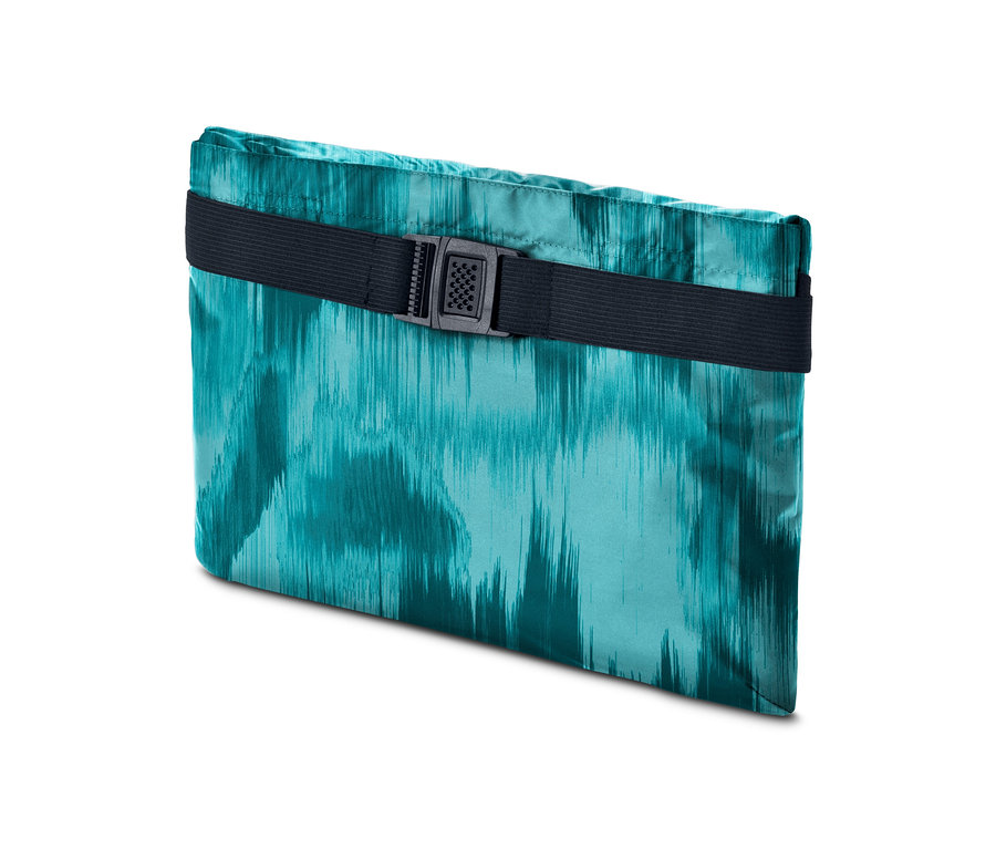 Zusammengelegter Regenponcho mit Alloverprint, der mit einem schwarzen Gummiband mit Schnalle zusammengehalten wird.