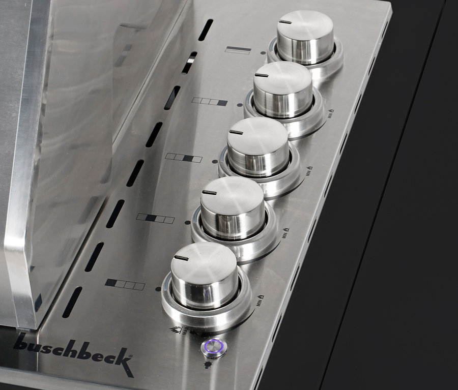 Detailaufnahme der Regler und des Logos der Buschbeck Premium Outdoor-Küche mit Grillfunktion.