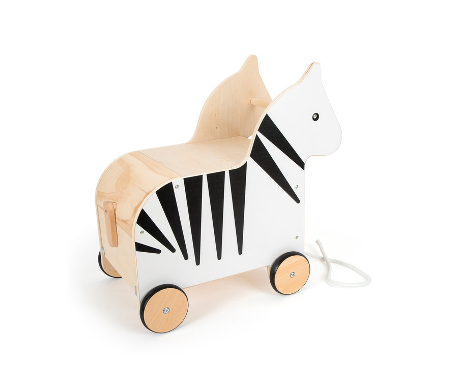 Eine hölzerne Spielzeugkiste auf Rädern in Zebraform, Modell „Wildlife“ von small foot.