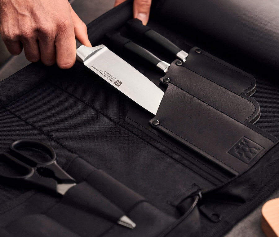 Mann legt ZWILLING Messer in ein ZWILLING Messer-Traveller-Set.