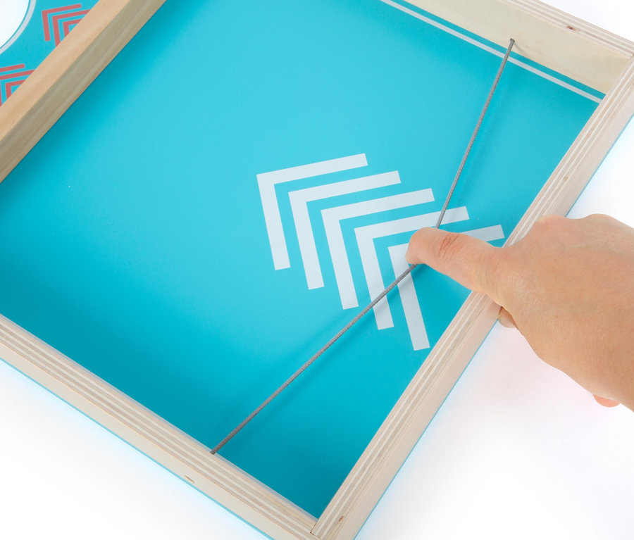 Hand spielt small foot Cornhole und Sling-Puck-Spiel.