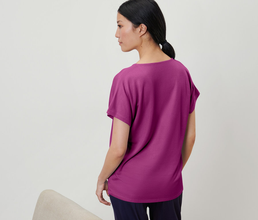 Frau trägt ein strukturiertes Shirt in Berry.