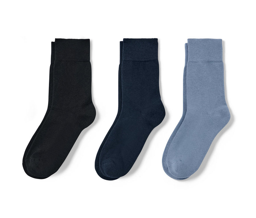 Drei Paar dunkle Socken.