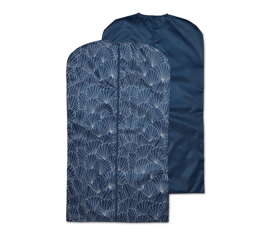 Zwei blaue Kleiderschutzhüllen, eine mit Muschelmuster.