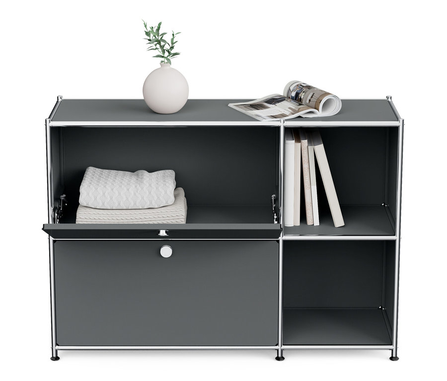 Graues Sideboard Metall »CN3« mit 2 Klappenfächern. Oben drauf Vase, Bücher und eine Zeitschrift.