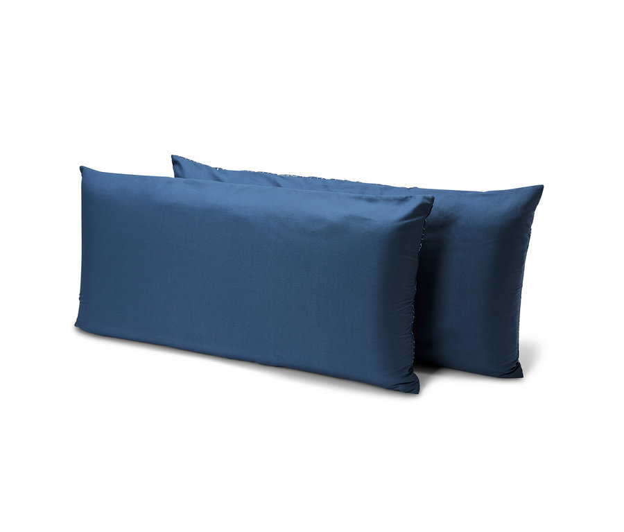 Zwei blaue Microfaser-Kopfkissenbezüge, ca. 80 x 40 cm.