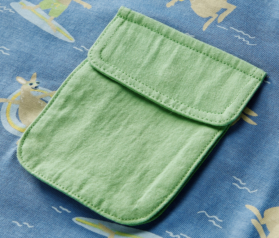 Detailaufnahme eines Kinder-T-Shirts mit Tasche.