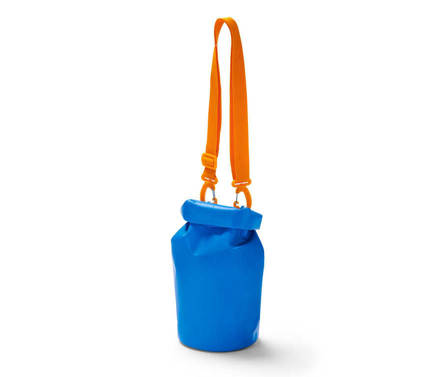 Blauer wasserdichter Packsack mit orangefarbenem Gurt.