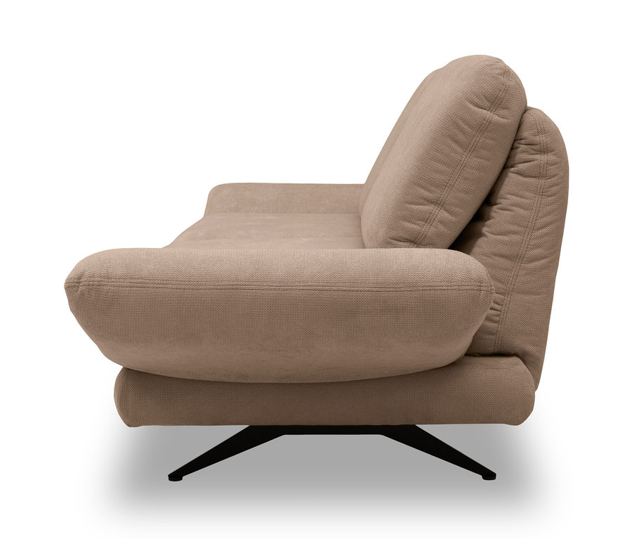 Ein sandfarbenes DOMO collection 2-Sitzer »Saletto« Sofa mit Bumerang-Fuß.