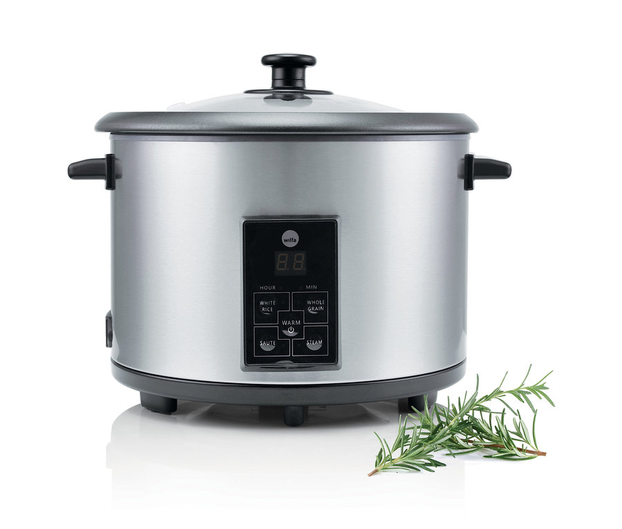 Silberner WILFA Reiskocher »GOHAN RC-10CD« mit digitaler Anzeige und einem Rosmarinzweig im Vordergrund.