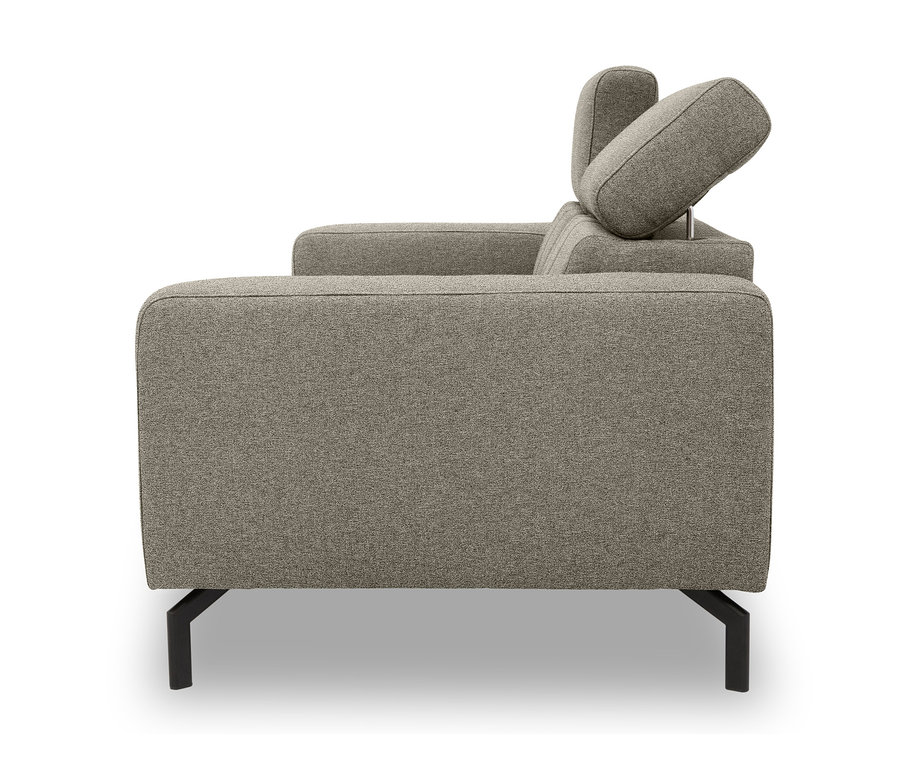 Seitenansicht des breiten, hellgrauen 2-Sitzers »Cunelli«.