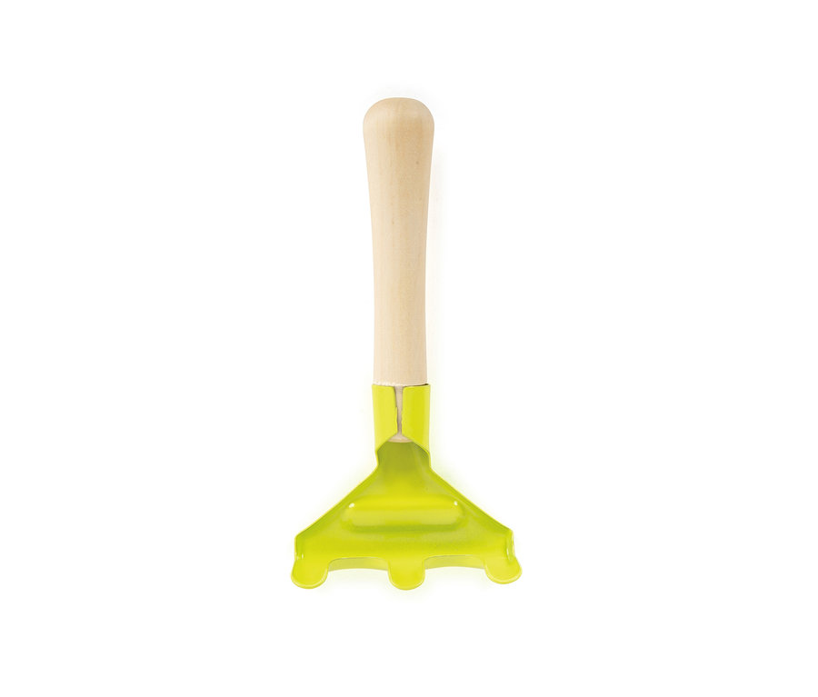 Detailaufnahme einer Kinderechen mit Holzgriff und grünem Plastikkopf. small foot Gartenschürze mit Gartenwerkzeug