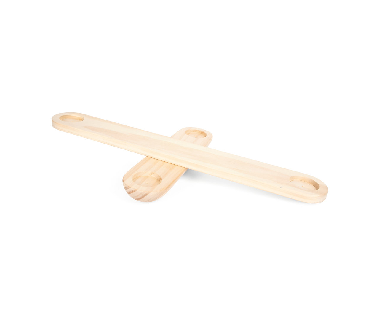 Zwei helle Holzausgleichsbalken »Adventure« von small foot kreuzen sich vor einem weißen Hintergrund.