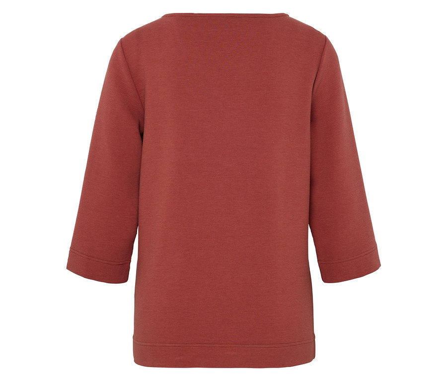 Ein braunes Shirt mit Dreiviertelärmeln.