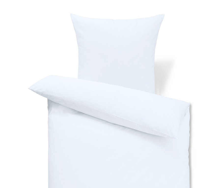 Weiße Bettwäsche mit Kissen und Bettdecke.