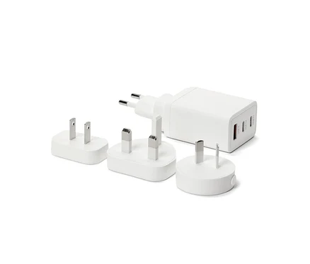 Ein Set von weißen USB-Reiseadaptern.
