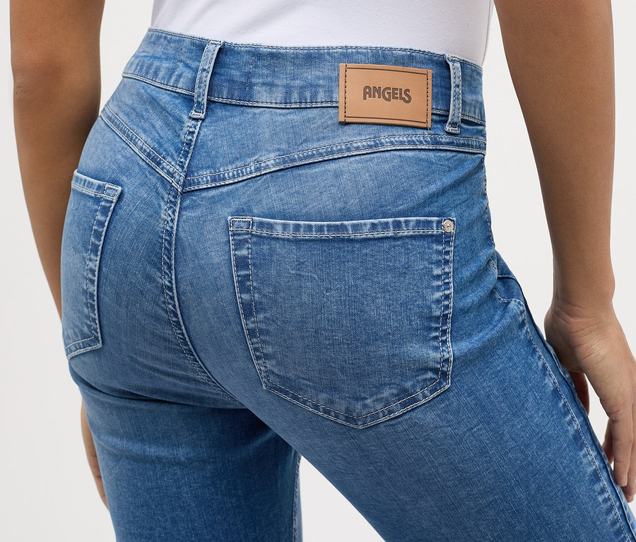 Nahaufnahme einer Frau, die Angels Jeans »Ornella Seam« Slim Fit 7/8 in Hellblau trägt.