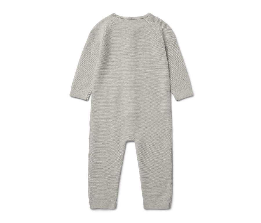 Ein grauer Baby-Strickoverall liegt auf einem weißen Hintergrund.