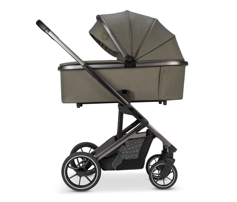 Seitliche Ansicht eines Osann Kombi-Kinderwagen Juntos in Teak.