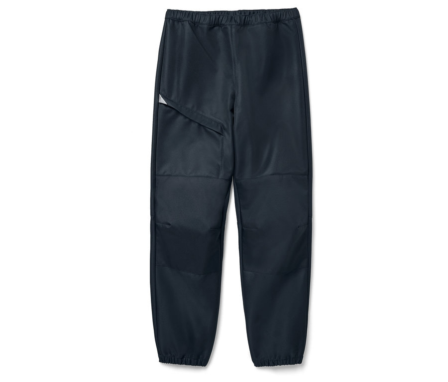 Eine marineblaue Kinder-Softshellhose mit elastischem Bund und Tasche.
