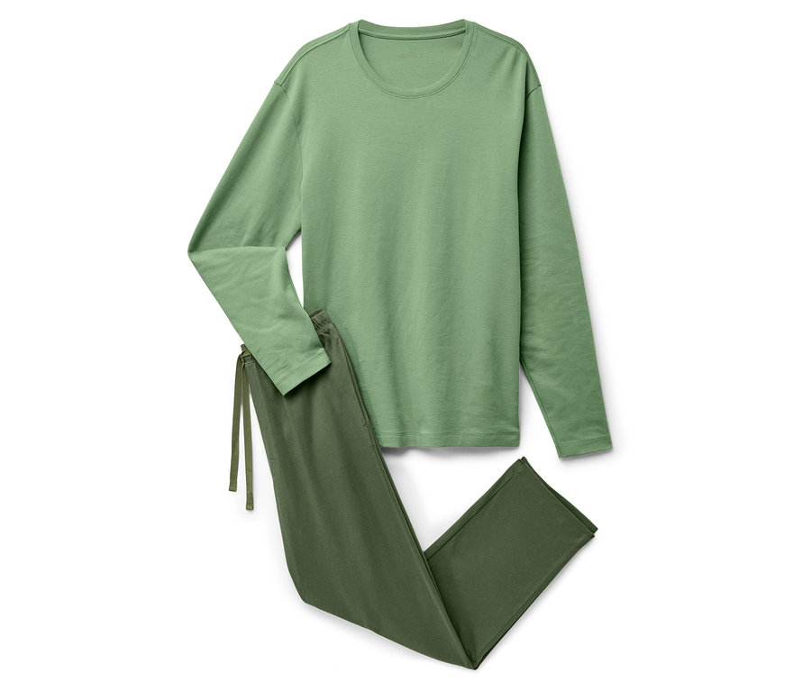 Ein grüner Schlafanzug mit langen Ärmeln und Hosen liegt auf einem weißen Hintergrund.