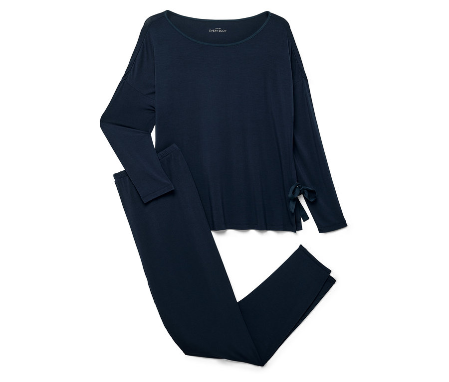Ein marineblauer Pyjama-Set mit langen Ärmeln und Hosen.
