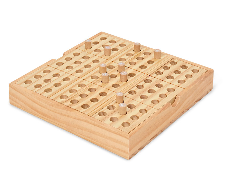 Holzbrettspiel mit nummerierten Stiften auf weißem Hintergrund.