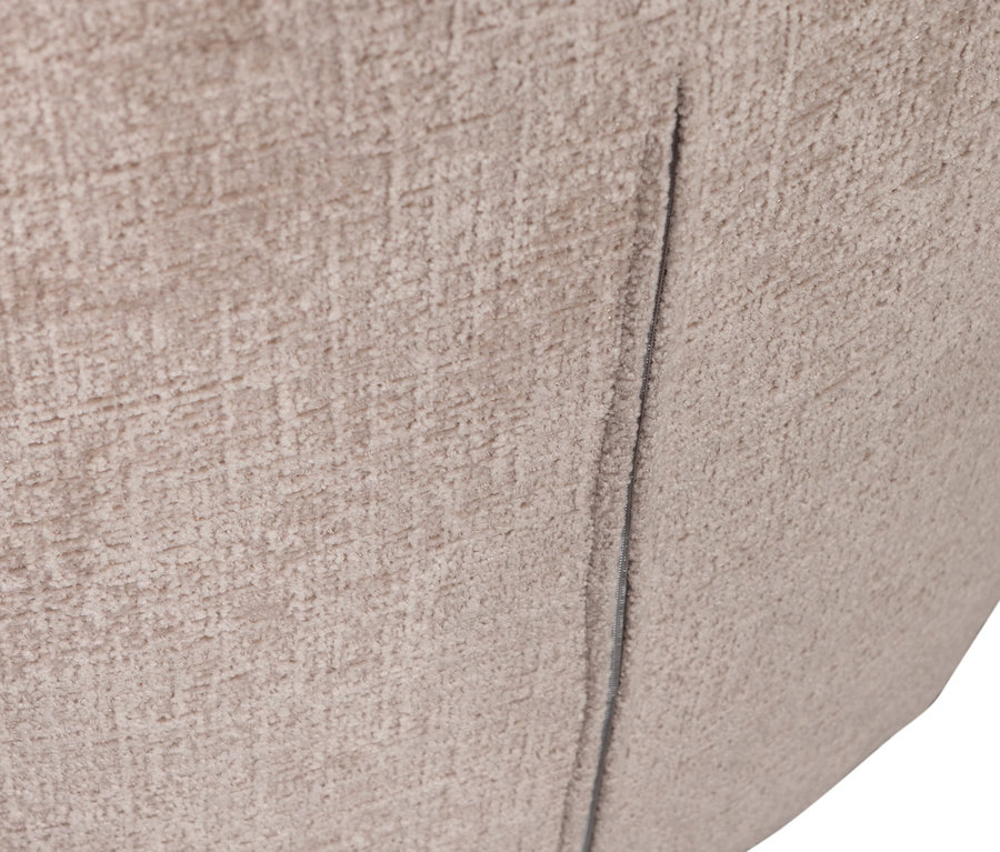 Detailansicht des sandfarbenen Woood Drehsessels »Atty«.