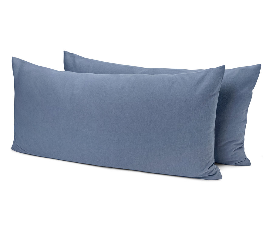 Zwei blaue Kissen liegen übereinander.